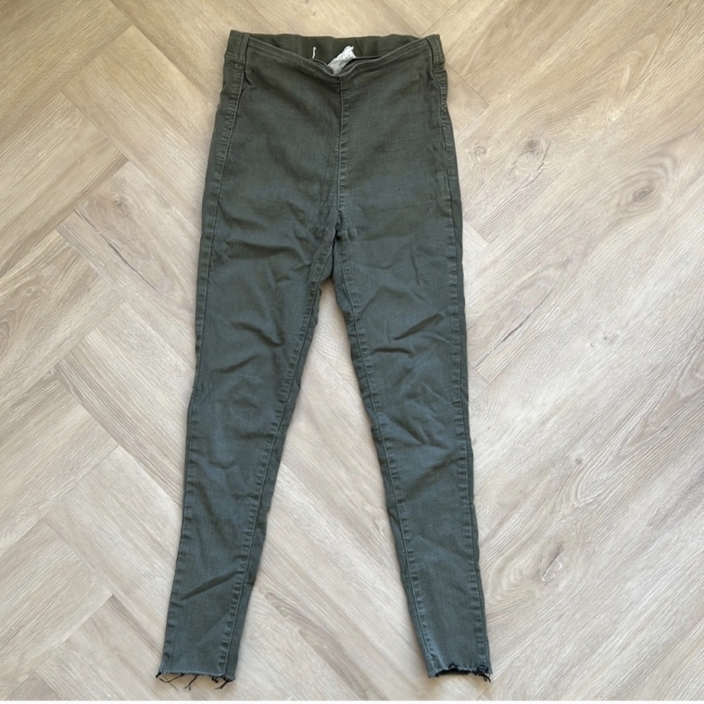 Free People pull on stretch green raw cuff edge pants. Sz 29
